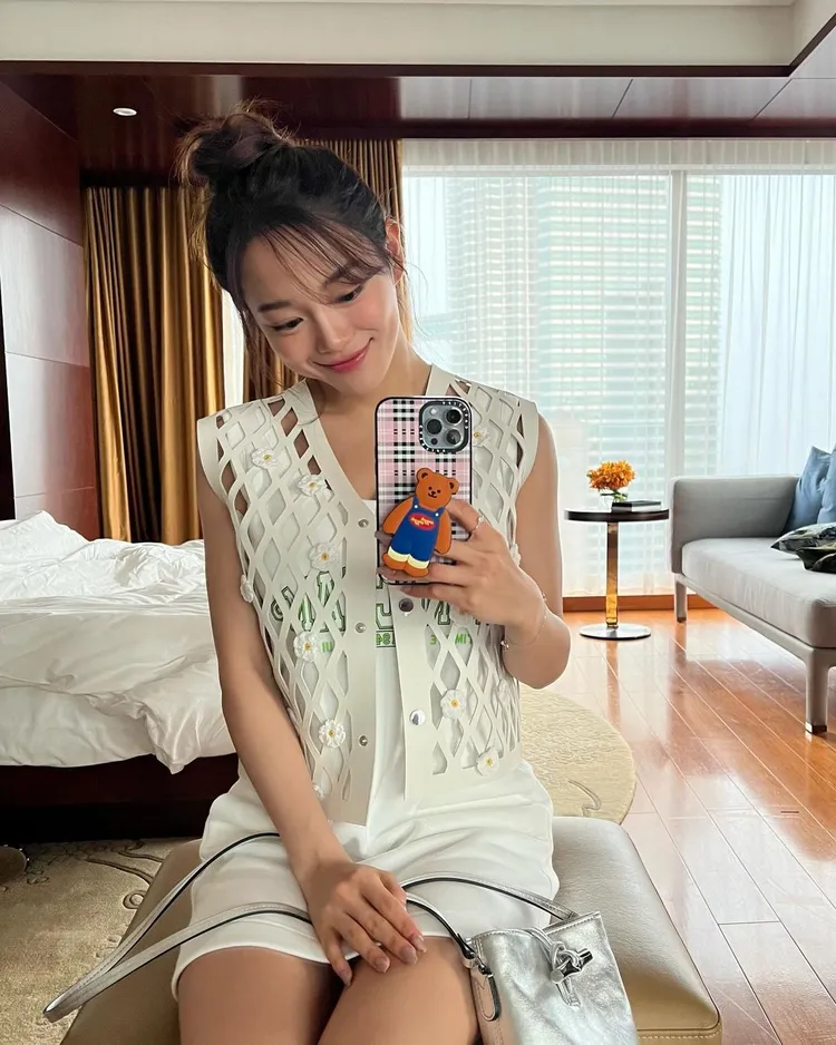 利用鏤空背心搭配LOGO無袖上衣穿出個人風格。翻攝金世正IG