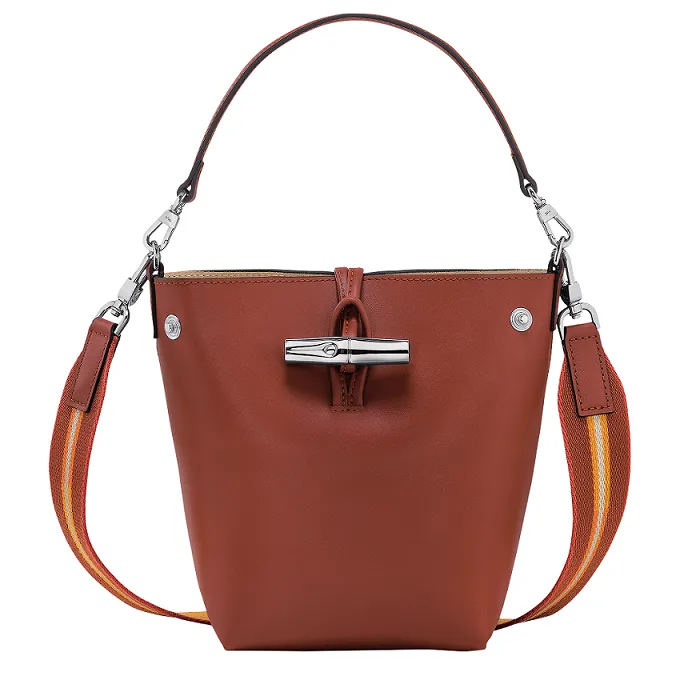 LONGCHAMP ROSEAU BOX系列水桶包（紅褐色），1萬8100元。品牌提供
