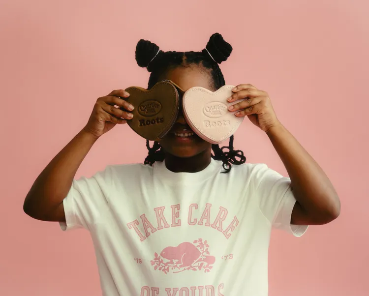 聯名系列將「TAKE CARE OF YOURS」標語及愛心圖案化為設計元素。品牌提供