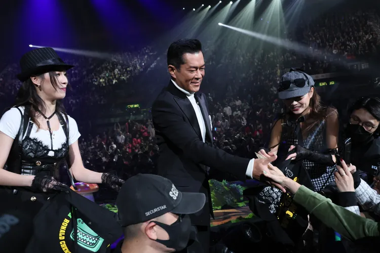 古天樂開心收下歌迷給的紅包。寬宏藝術提供