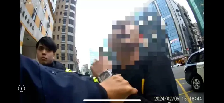 手上戴的手錶Richard Mille，從畫面看出有鑲鑽，隨便一隻都要價百萬元以上。翻攝畫面