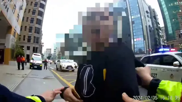 黃男上衣是法國知名品牌，有羽絨衣之王的Moncler，一件衣服要價隨便都破萬。翻攝畫面