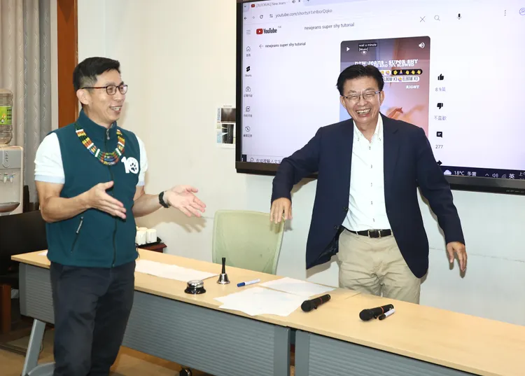 現場播放《Super Shy》教學影片，讓鍾佳濱現學現賣。彭欣偉攝