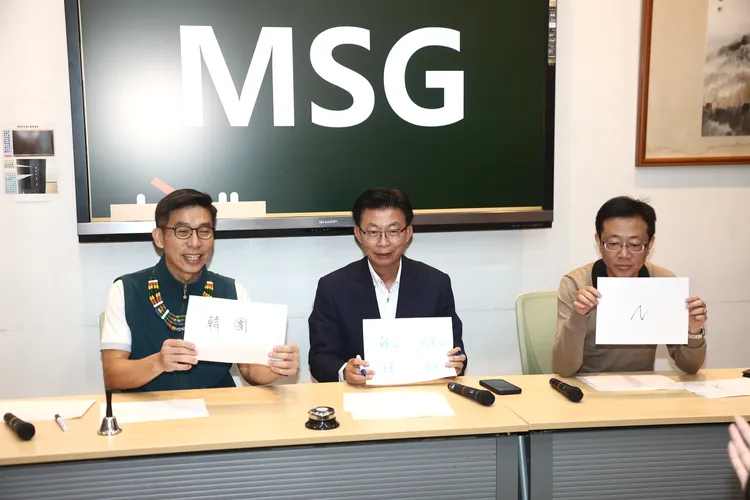 國會大叔們挑戰困難的猜謎。彭欣偉攝