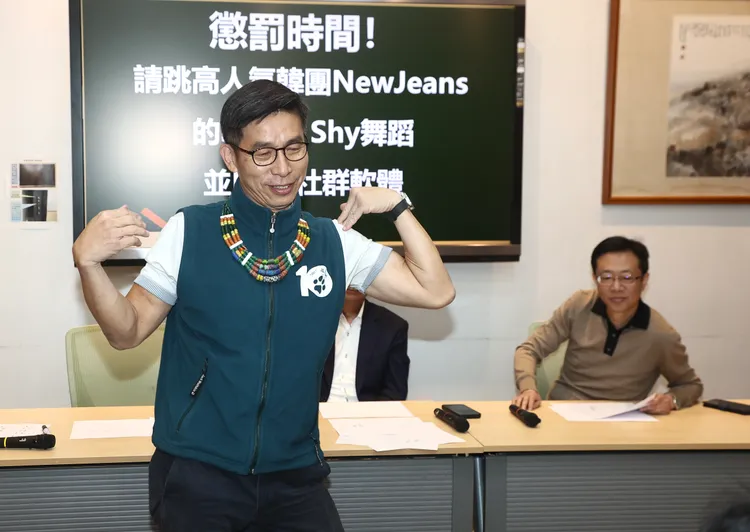 最大輸家鍾佳濱跳起《Super Shy》有模有樣。彭欣偉攝