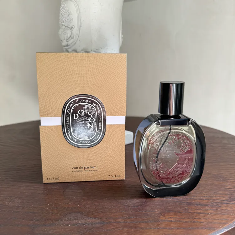 限量香氛瓶身上的橢圓形標籤，設計為通透樣貌，可重疊欣賞。張家玲攝