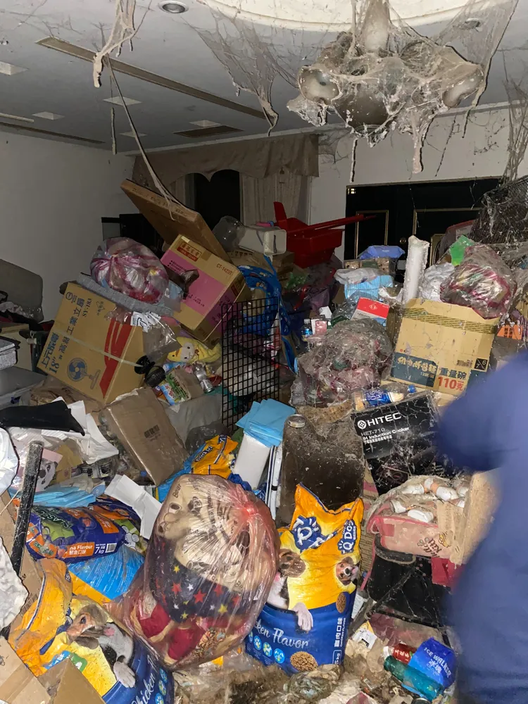屋內垃圾堆積如山。投訴人提供