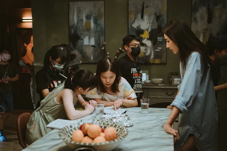 隋棠（右）、方郁婷（前左）和導演柯貞年（前中）討論劇本。CATCHPLAY提供