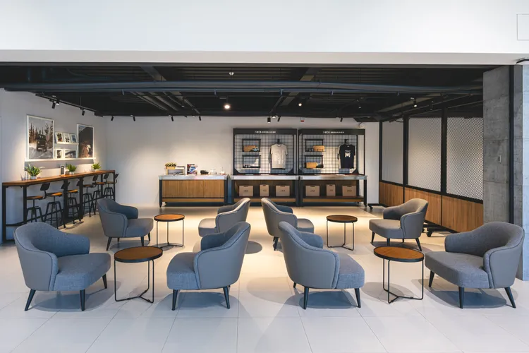 貴賓休憩區以溫潤木質與金屬鐵件結合，搭配沉穩灰調牆面，提供舒心自在的環境與貼近人心的精緻款待。業者提供