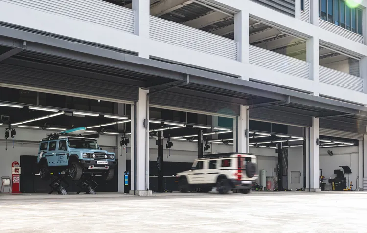 超過百坪的寬闊廠區，配置充足的維修工位、配備符合英國原廠規範最佳效率的各項頂級工具設備。業者提供