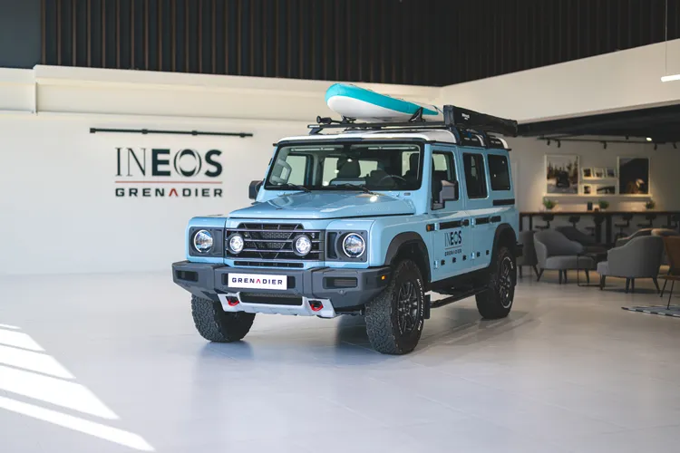 身披肯亞藍車色的汽油版本Grenadier以質感生活風格為嚮往，搭載Rhino Rack開發原廠風格配件橫桿式車頂架等專屬戶外休閒配件。業者提供