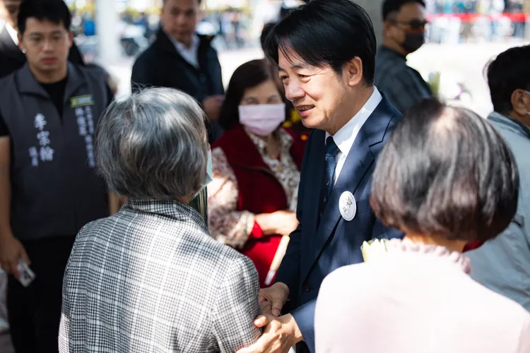 賴清德慰問受難者家屬。府提供