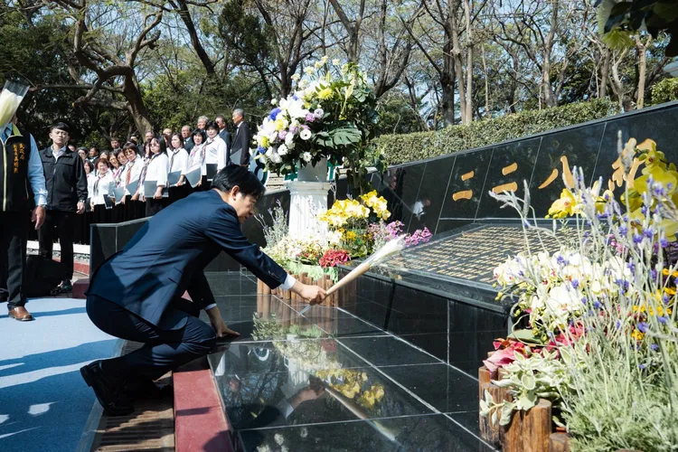 賴清德向二二八事件紀念碑獻花，致上追念之意。府提供