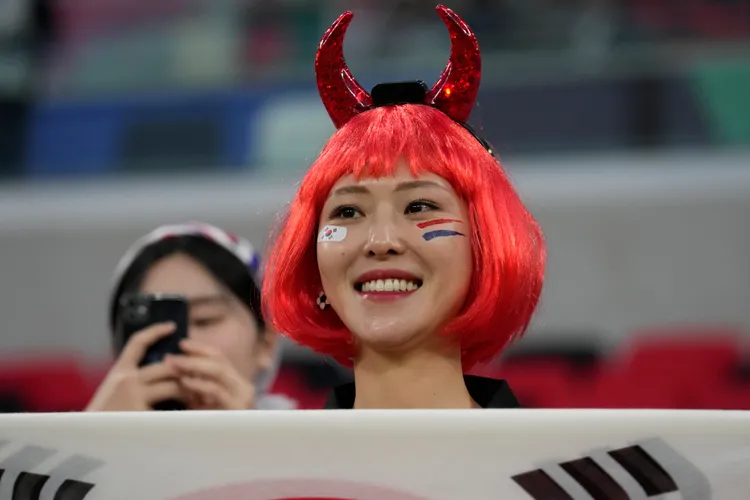 南韓球迷昨在卡達，為參加亞洲盃足球賽的國家隊加油。美聯社