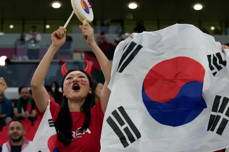 南韓球迷昨在卡達，為參加亞洲盃足球賽的國家隊加油。美聯社