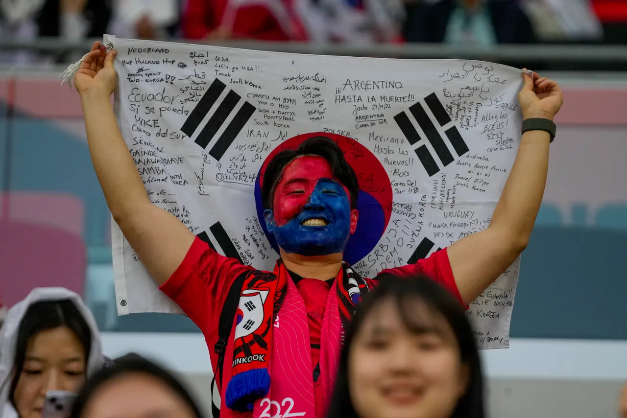 南韓球迷昨在卡達,為參加亞洲盃足球賽的國家隊加油。美聯社