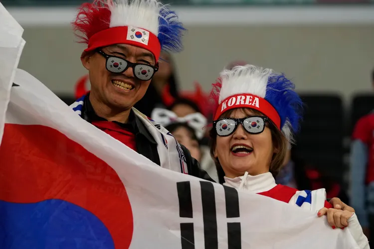 南韓球迷昨在卡達，為參加亞洲盃足球賽的國家隊加油。美聯社