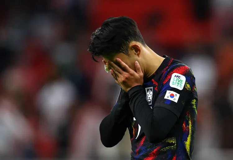 南韓輸球後孫興慜掩面。路透社