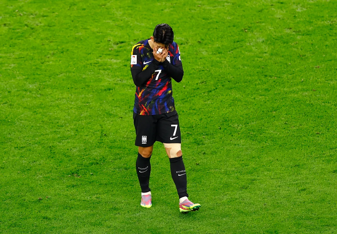 南韓輸球後孫興慜掩面。路透社