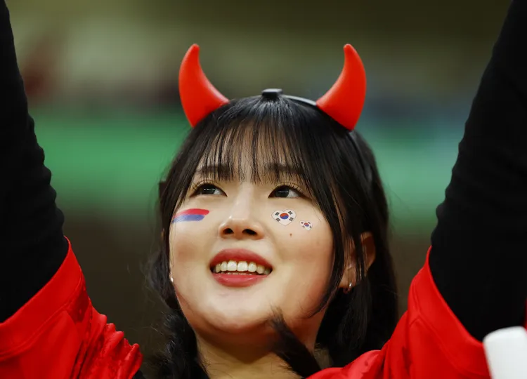 南韓球迷昨在卡達，為參加亞洲盃足球賽的國家隊加油。路透社