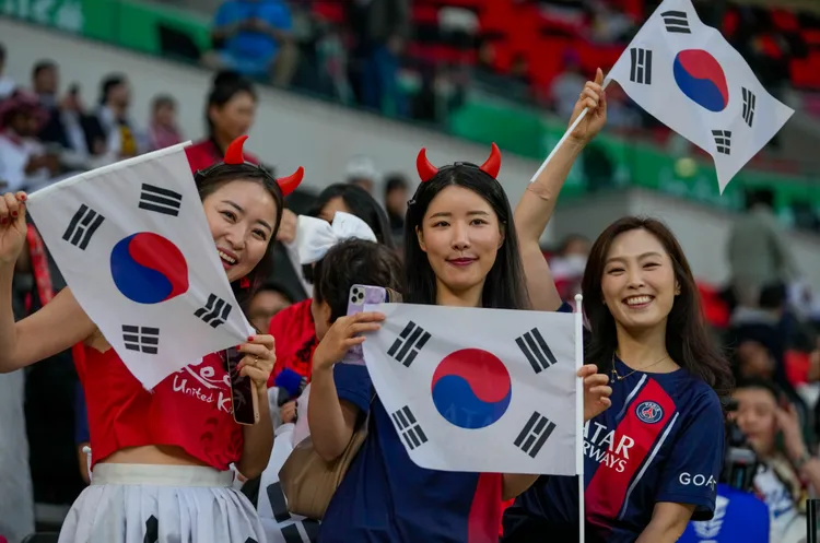 南韓球迷昨在卡達，為參加亞洲盃足球賽的國家隊加油。美聯社