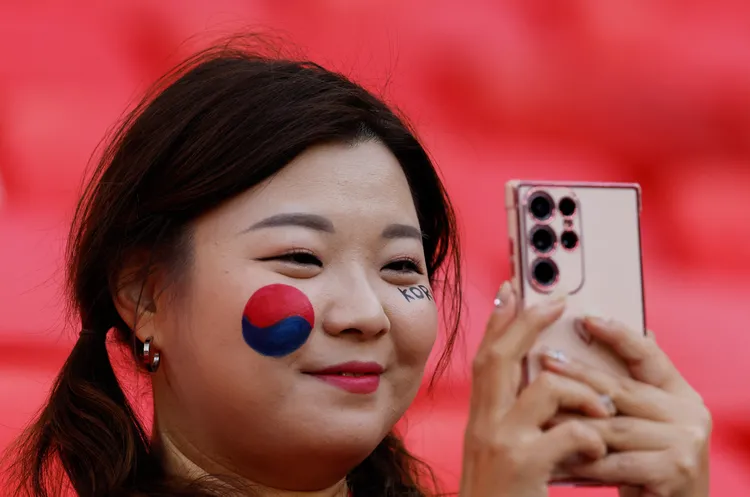 南韓球迷昨在卡達，為參加亞洲盃足球賽的國家隊加油。路透社