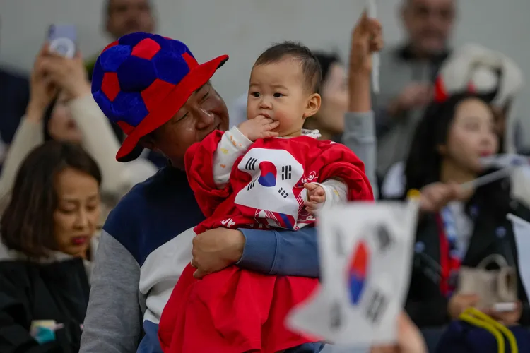 南韓球迷昨在卡達，為參加亞洲盃足球賽的國家隊加油。美聯社