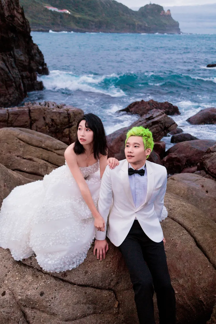 黃冠智（右）與小綠上山下海，在戶外拍婚紗照。影一製作所提供