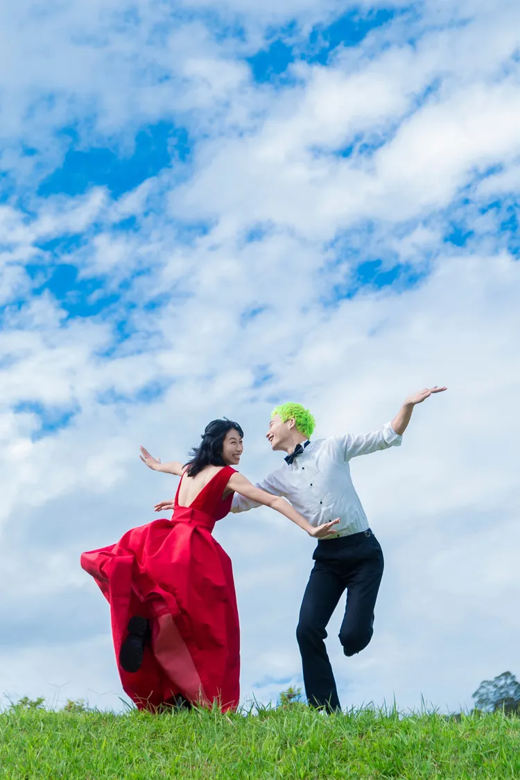 黃冠智（右）與小綠俏皮擺出La La Land經典Pose。影一製作所提供