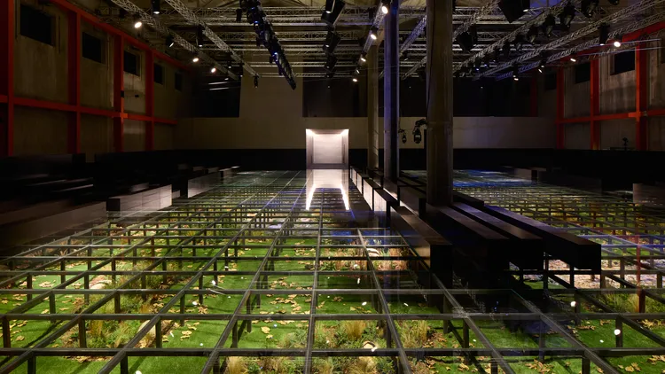 PRADA 2024秋冬大秀沿用1月男裝秀時的秀場。品牌提供