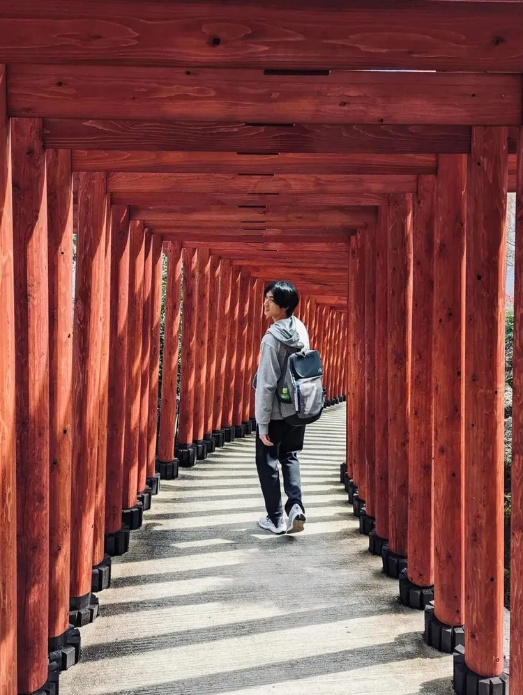 鄭運鵬貼出兒子「德德」回頭燦笑照，立刻吸引大批讚數。翻攝自鄭運鵬threads