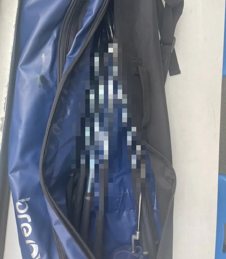 鄭男手提袋內裝有武士刀及高球桿。民眾提供