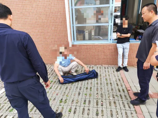 小五兒遭同學霸凌！家長校園亮武士刀　師嚇關門窗報警逮人