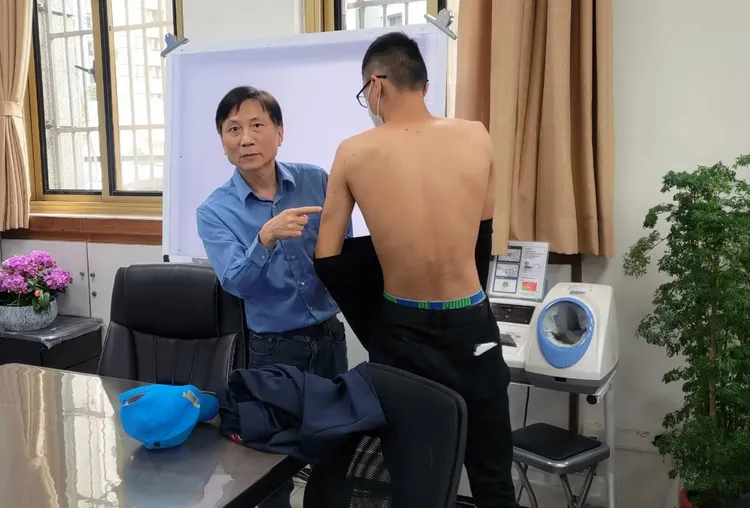 黃姓少年在市議員詹江村陪同秀出遭刑求傷痕。詹江村提供