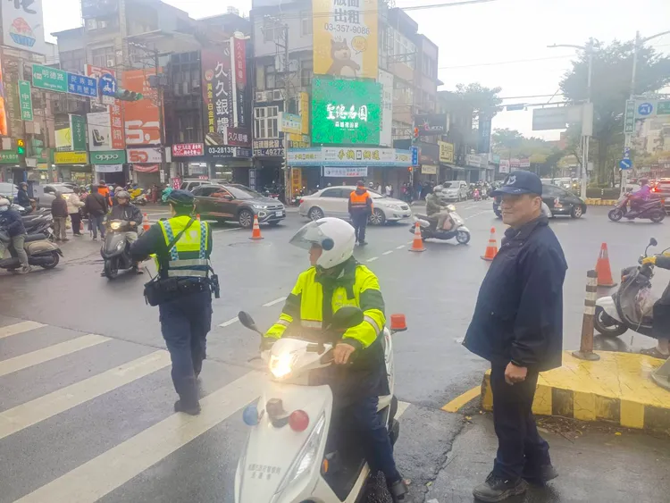 中壢警加強交通疏導。中壢警分局提供