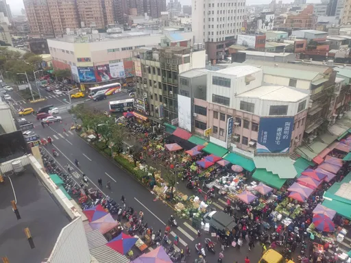 小年夜採買人潮湧中壢新明市場　這張照片人超多！警加強交通疏導