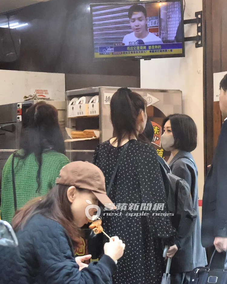 酒井法子在傳統蛋糕店門口停下。特勤中心攝