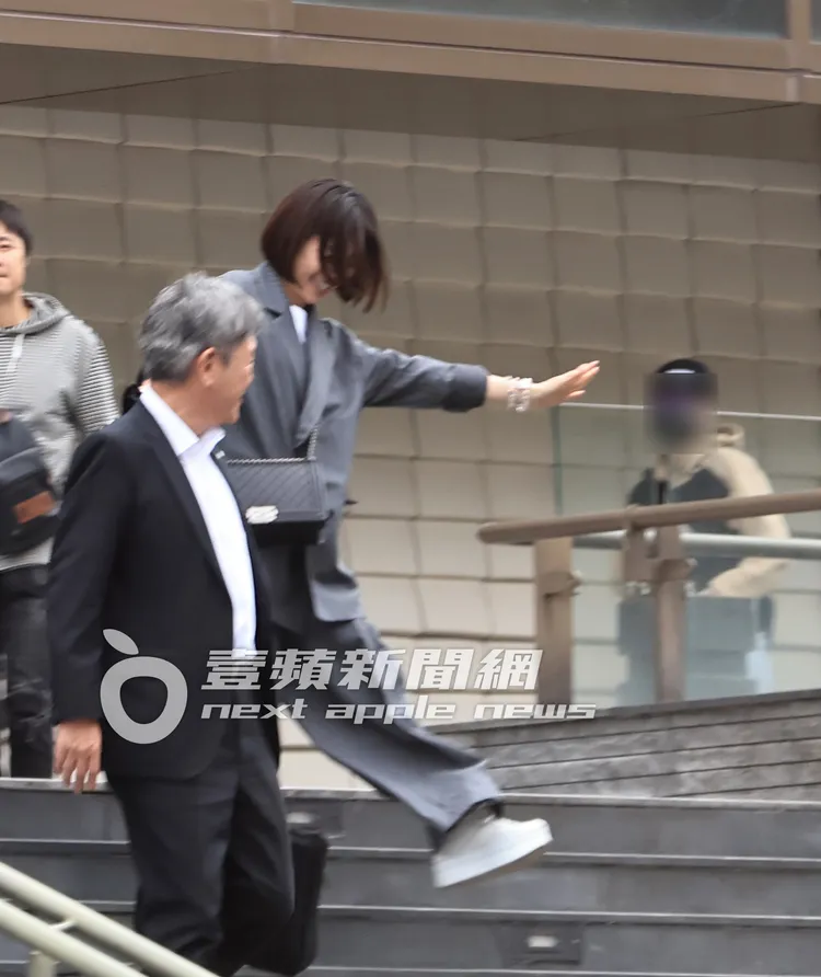 酒井法子在故宮晶華用完餐，手舞足蹈的開心下樓。特勤中心攝