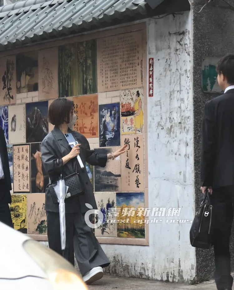 酒井法子與友人們走進老街巷弄咖啡廳稍作休息。特勤中心攝