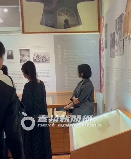 途中酒井法子與友人們走進古蹟參觀。特勤中心攝