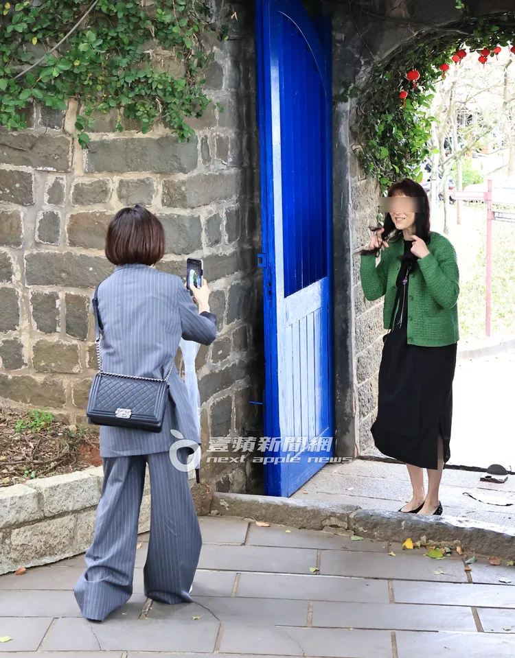 抵達淡水紅毛城，酒井法子第一件事就是幫女友人拍照。特勤中心攝