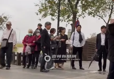 酒井法子（中）與友人站著看淡水老街冰淇淋的製作過程。特勤中心攝