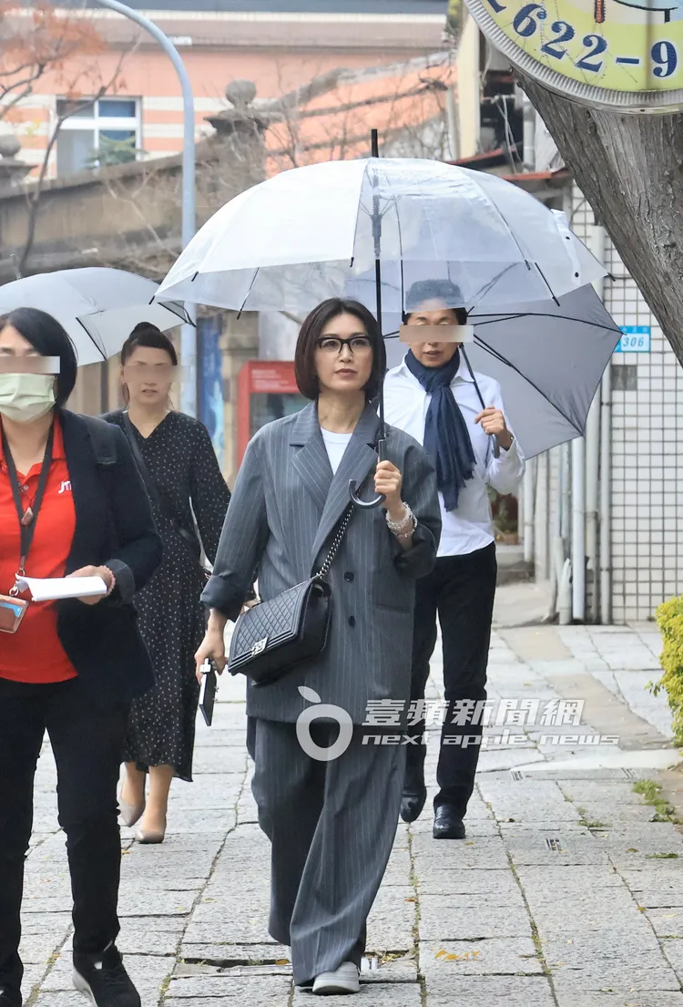 結束紅毛城的參觀行程，酒井法子與導遊走在前頭，雖然細雨綿綿，但心情非常好。特勤中心攝