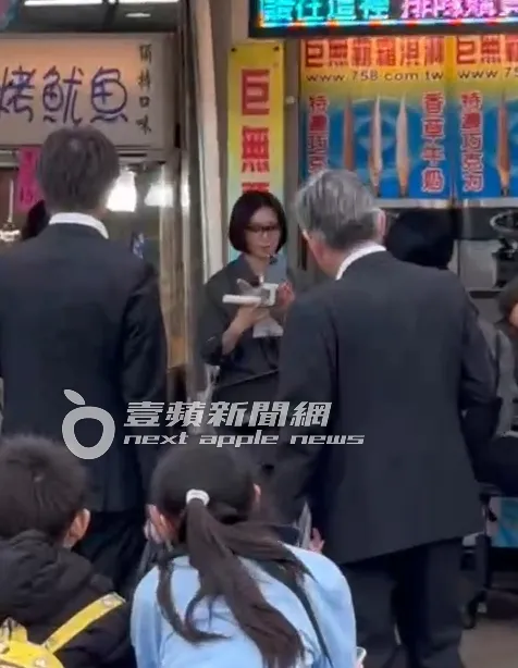 酒井法子自己也買了冰淇淋，讓相機先吃。特勤中心攝