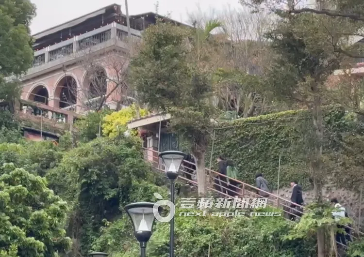 一行人漫步走樓梯上紅樓咖啡廳。特勤中心攝