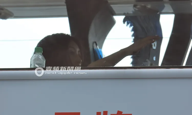 上遊覽車後，酒井法子將手機架好準備自拍。特勤中心攝