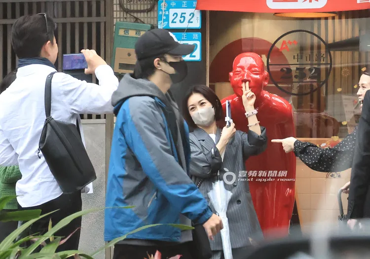 看到店家的人像擺設，酒井法子（中）俏皮伸出雙指戳鼻子。特勤中心攝