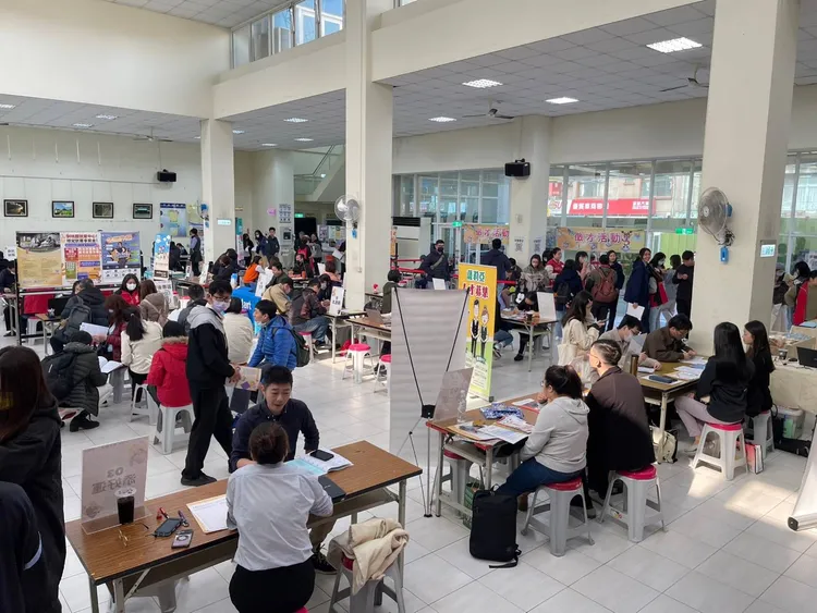 現場求職者近300人。就服處提供