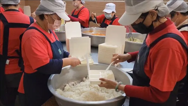 志工準備熱騰騰餐點。善心會提供