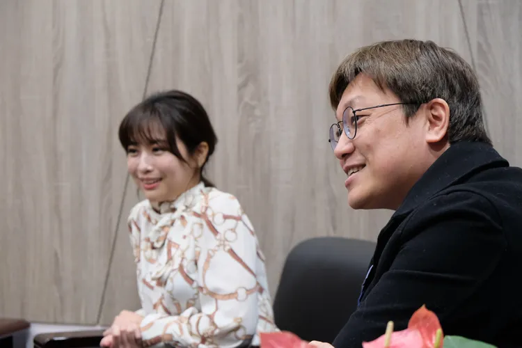 擔任防疫醫師12年的林詠青(右)說，專業中立，不因為政治狀況做不一樣的建議。讀者提供